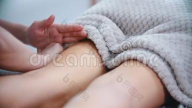 按摩-按摩师用特殊的按摩技术按摩苗条的女人的臀部
